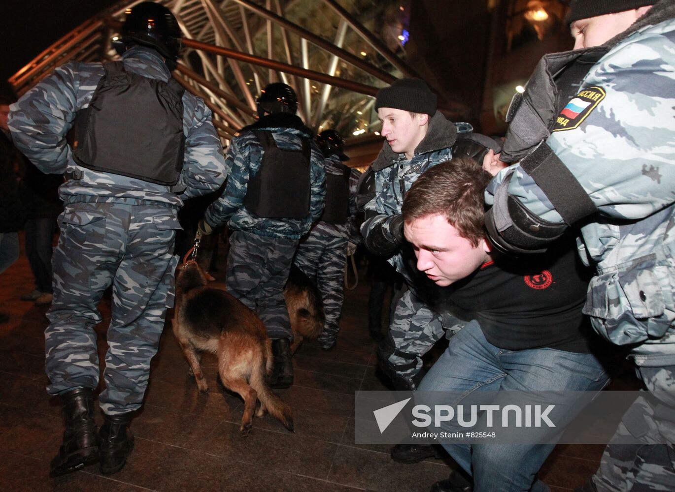 Police on alert on Moscow's Kievsky Rail Terminal square