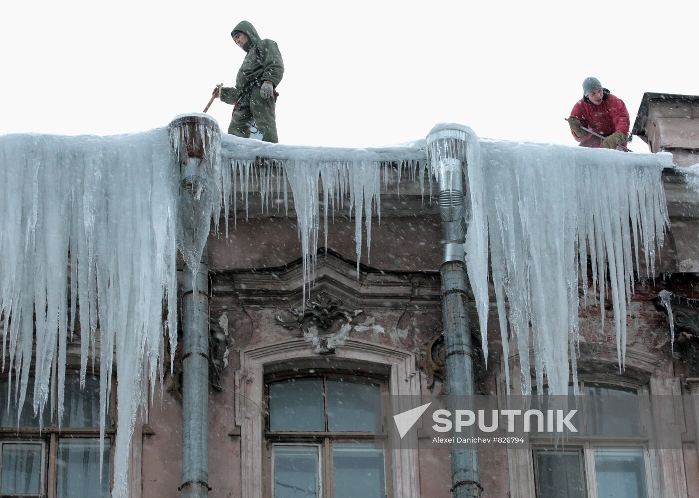 Communal services officers clear roofs of icicles
