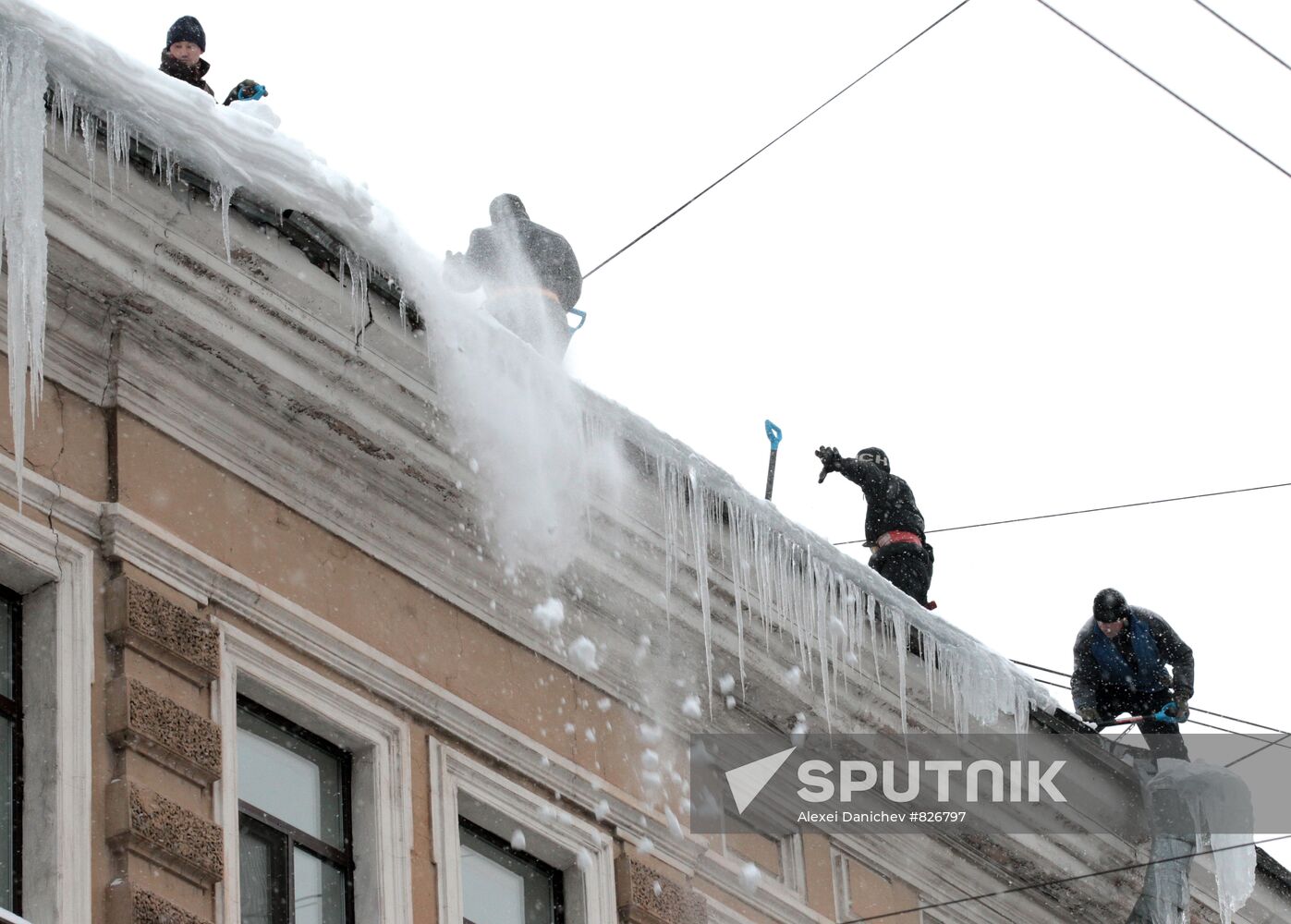 Communal services officers clear roofs of icicles