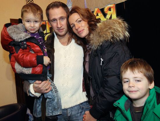 Oskar Kuchera with wife Yulia and sons Daniil and Alexander