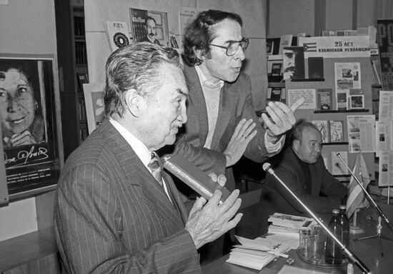 Poet Raul Ferrer and translator Pavel Grushko