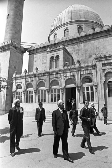 Delegation of Afghan Moslems at Haji Ajarbek mosque