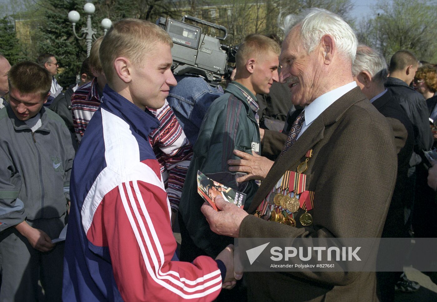 Conscripts meeting veterans of 1941-1945