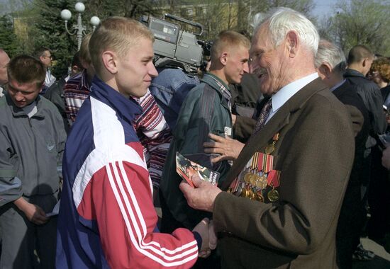 Conscripts meeting veterans of 1941-1945