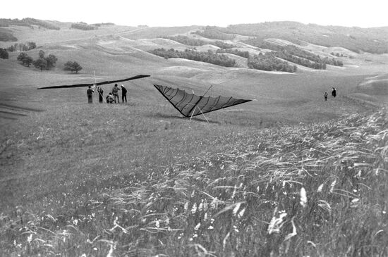 Hang-glider riders