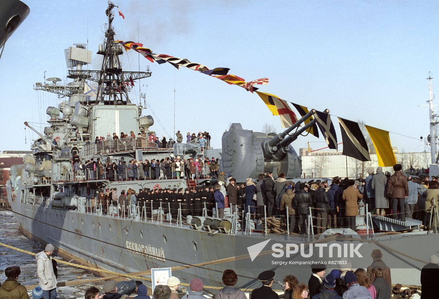Hoisting of St. Andrew flag at Bespokoiny destroyer