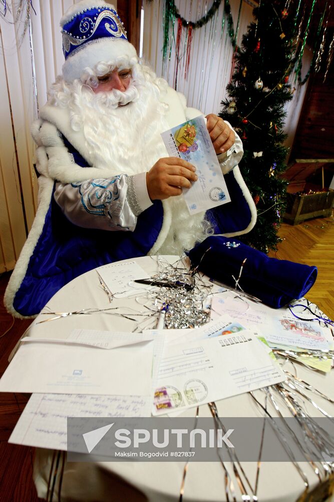 Tatar Santa Qış Babay meets with Father Frost in Tatarstan