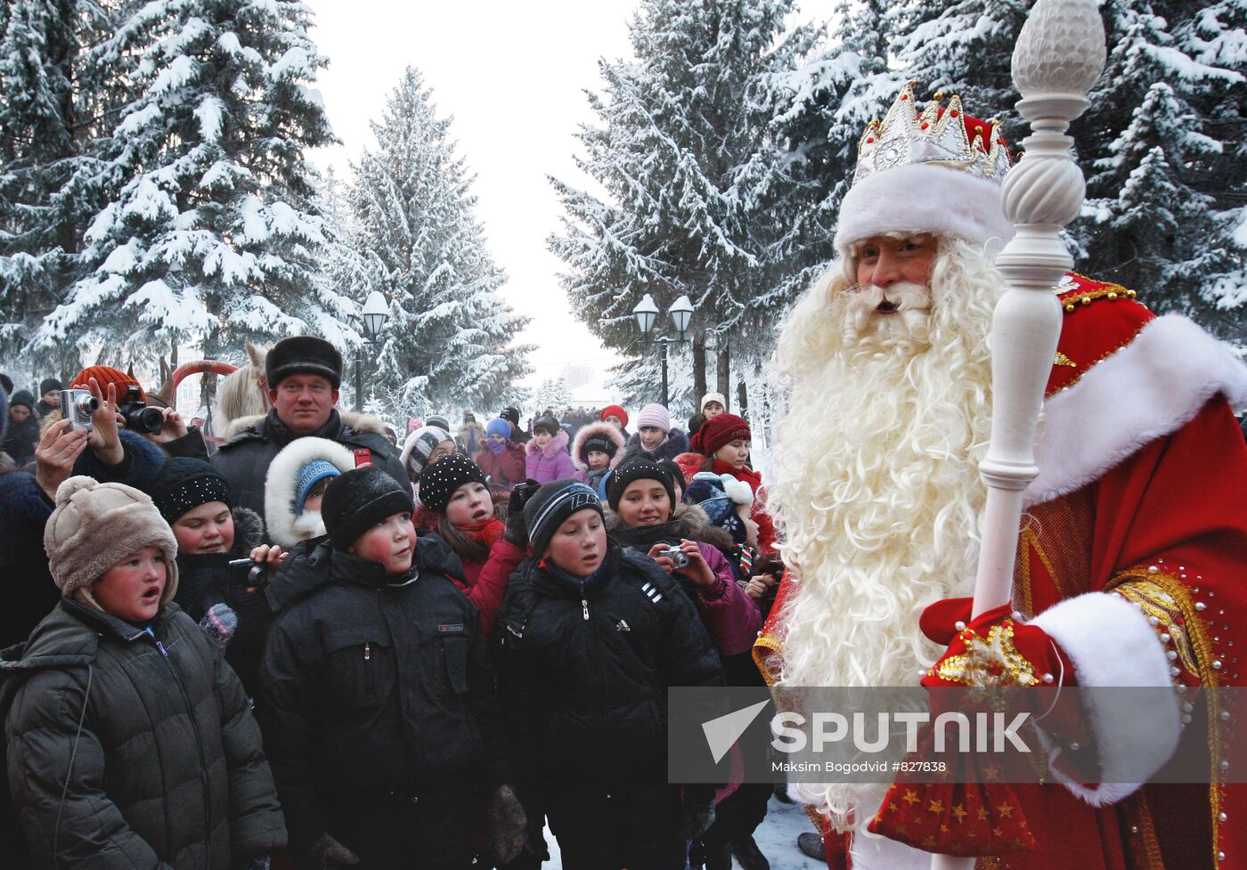 Tatar Santa Qış Babay meets with Father Frost in Tatarstan
