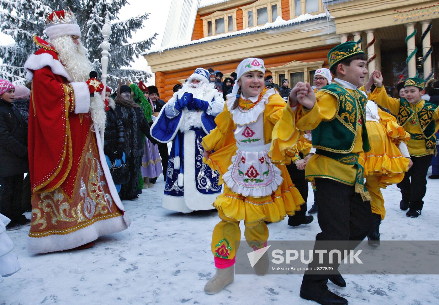 Tatar Santa Qış Babay meets with Father Frost in Tatarstan