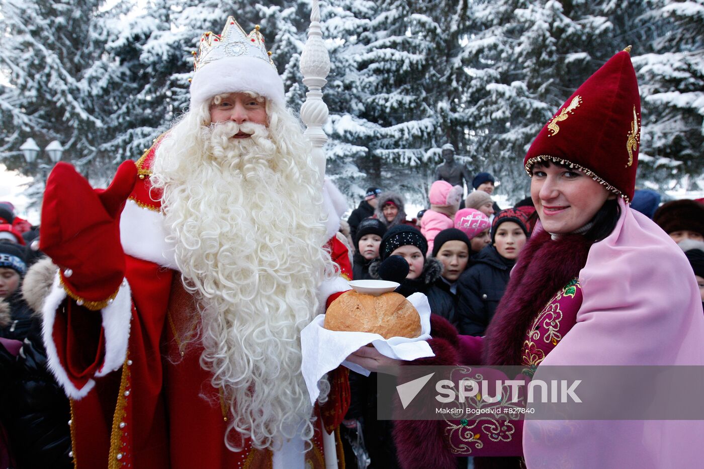 Tatar Santa Qış Babay meets with Father Frost in Tatarstan