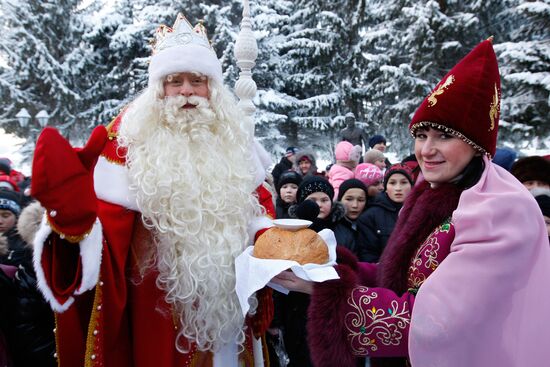 Tatar Santa Qış Babay meets with Father Frost in Tatarstan