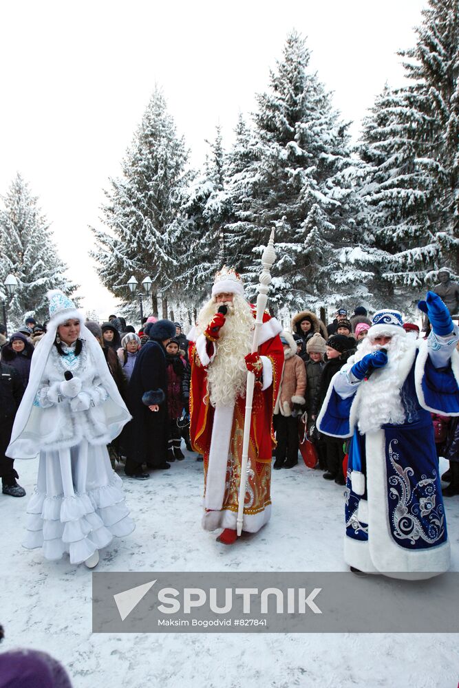 Tatar Santa Qış Babay meets with Father Frost in Tatarstan