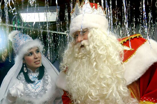 Tatar Santa Qış Babay meets with Father Frost in Tatarstan