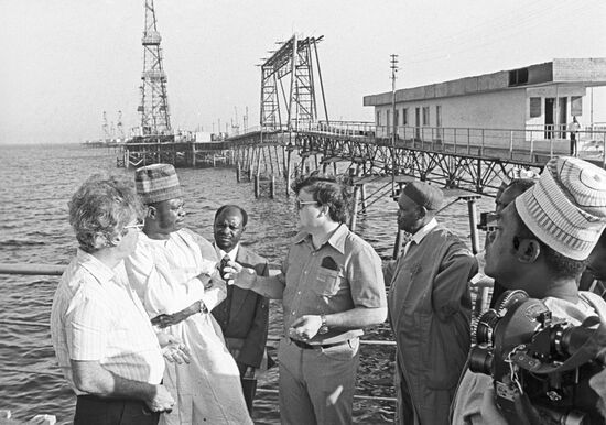 Nigerian delegation at an oil field