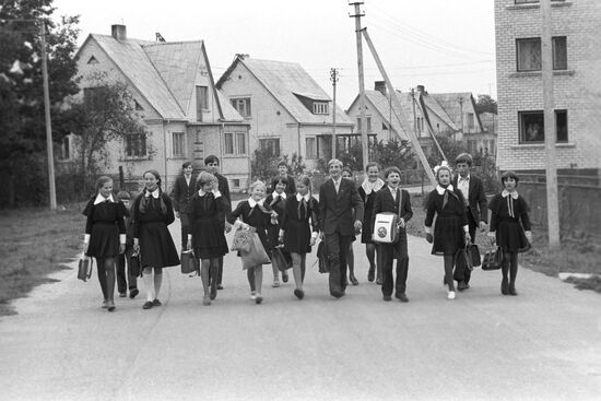 Children from the Zapiskis collective farm going to school