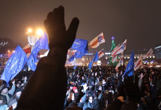 Belarus opposition holds rally