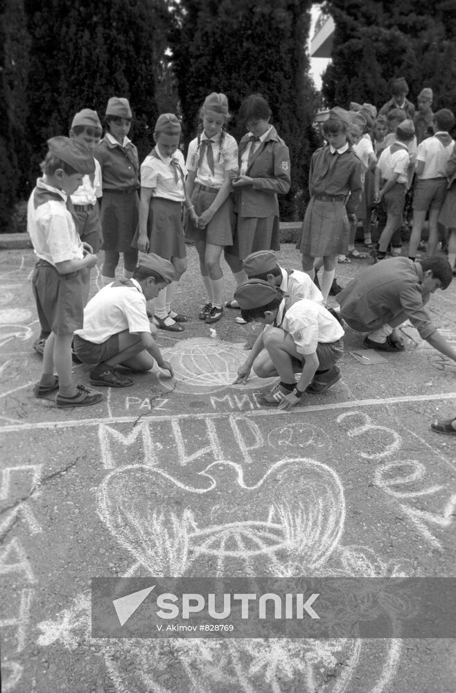 An asphalt-drawing contest