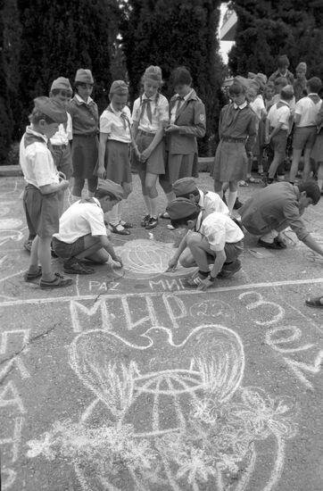 An asphalt-drawing contest