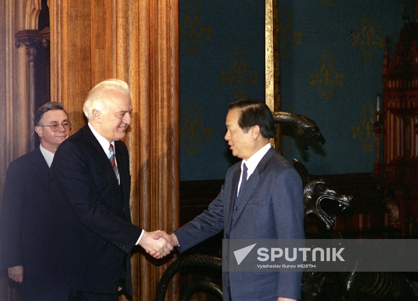 Eduard Shevardnadze and Qian Qichen