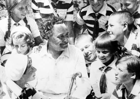 Communist Georgy Dimitrov with young pioneers