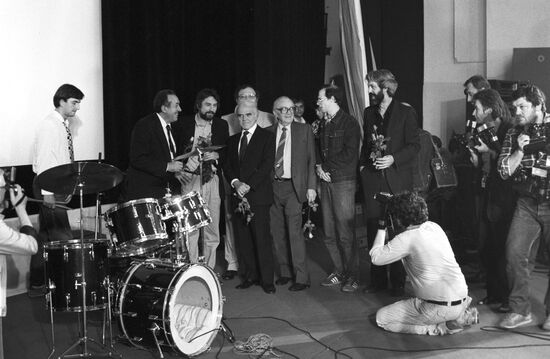Soviet scientists meet with U.S. people of art