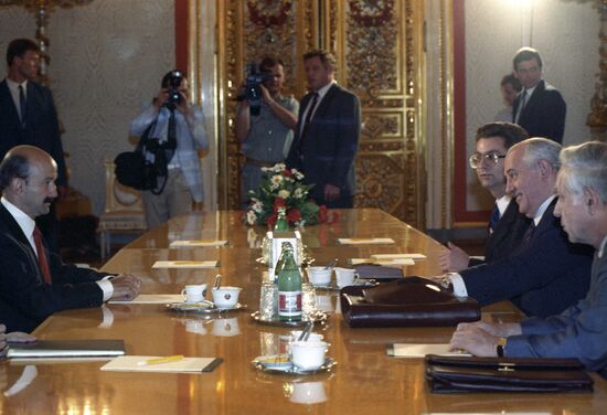 Mexican President Carlos Salinas de Gortari visiting USSR