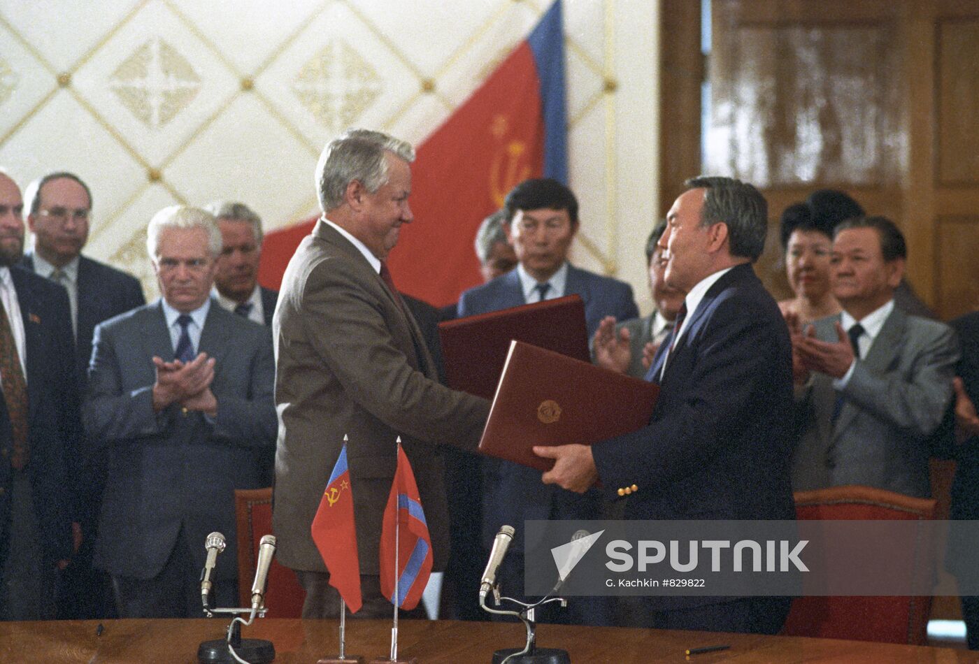 President of Russia B.Yeltsin and President of Kazakhstan N.Nazarbayev after signing bilateral documents