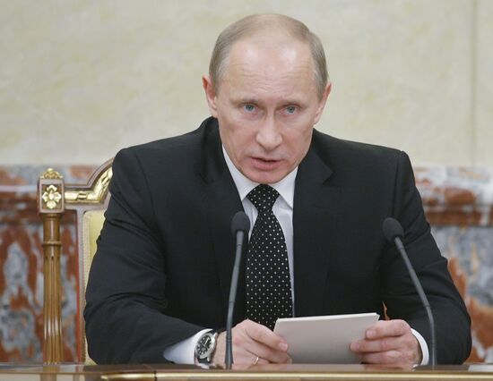 Putin holds Russian government meeting