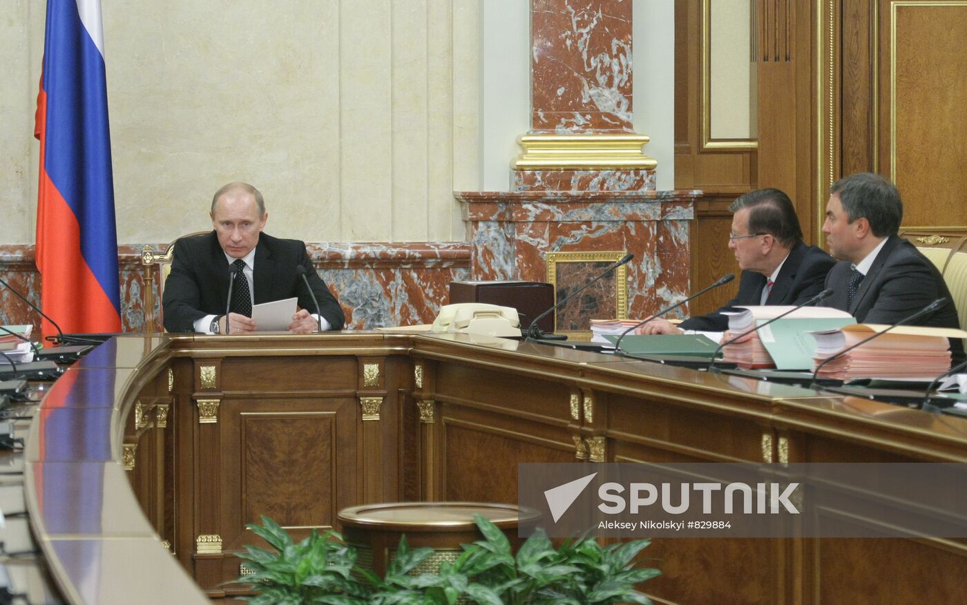 Putin holds Russian government meeting