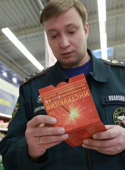 Emergency Ministry staff inspects pyrotechnics sales points
