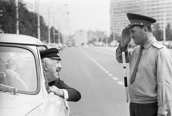 Michel Simon speaking to police officer on Prospekt Kalinina