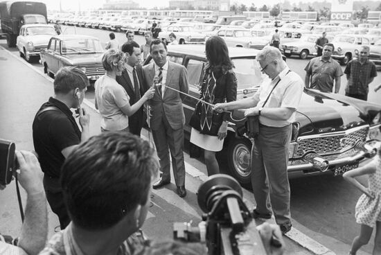 Alberto Sordi speaking to journalists
