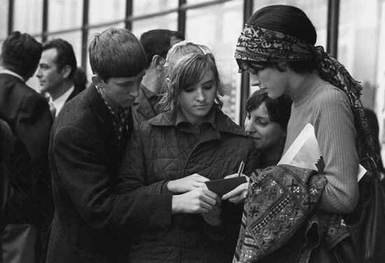 Anny Duperey gives autographs
