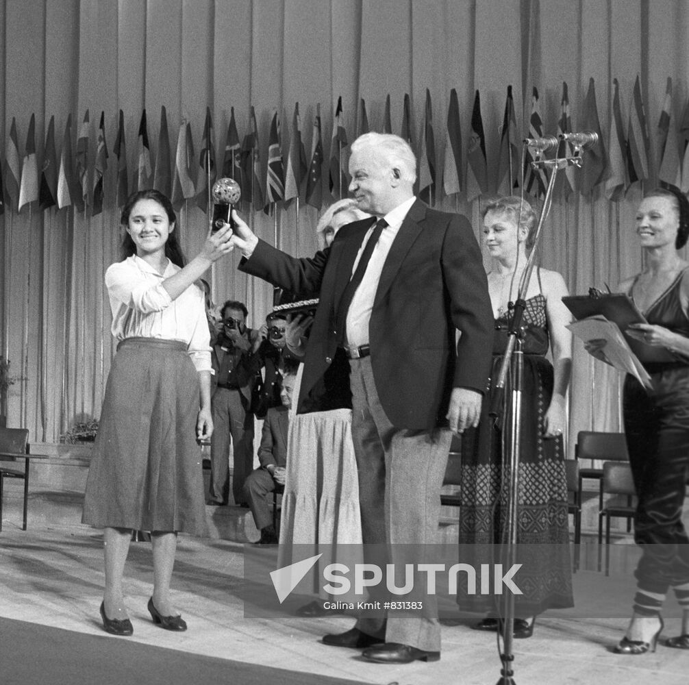 Stanislav Rostotsky presenting Golden Award to Marta Lorena