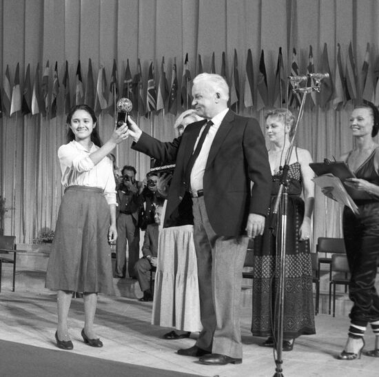 Stanislav Rostotsky presenting Golden Award to Marta Lorena