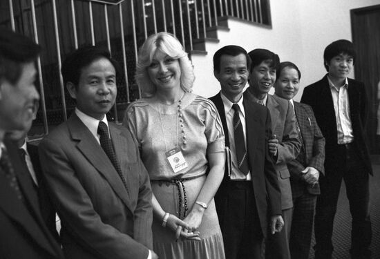 Irina Miroshnichenko and Vietnamese delegation members