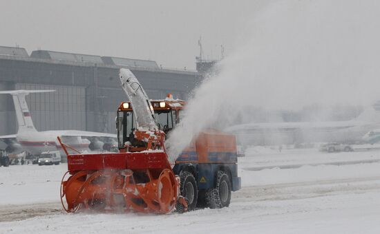 Work of aerodrome services in bad weather conditions
