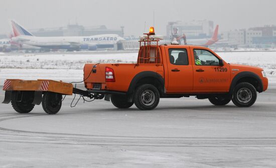 Work of aerodrome services in bad weather conditions