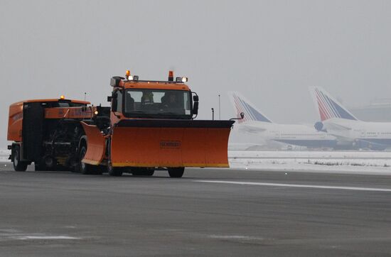 Work of aerodrome services in bad weather conditions
