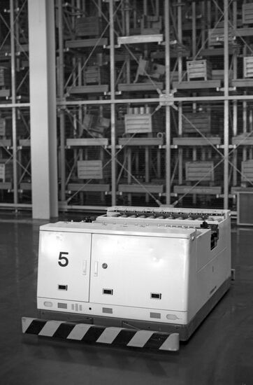 Electronically-controlled cart
