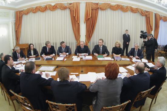 Vladimir Putin meets with business people