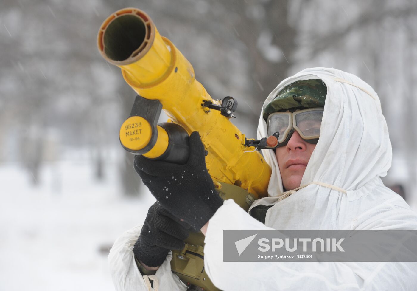 Mobile missile set 9K38 Igla operator