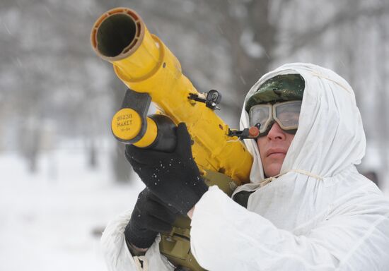 Mobile missile set 9K38 Igla operator