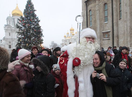 Russia's Father Frost greeted on Cathedral Square