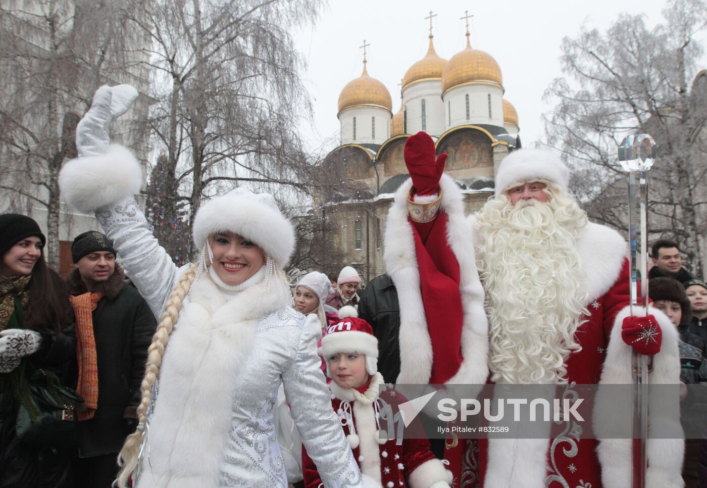 Russia's Father Frost greeted on Cathedral Square