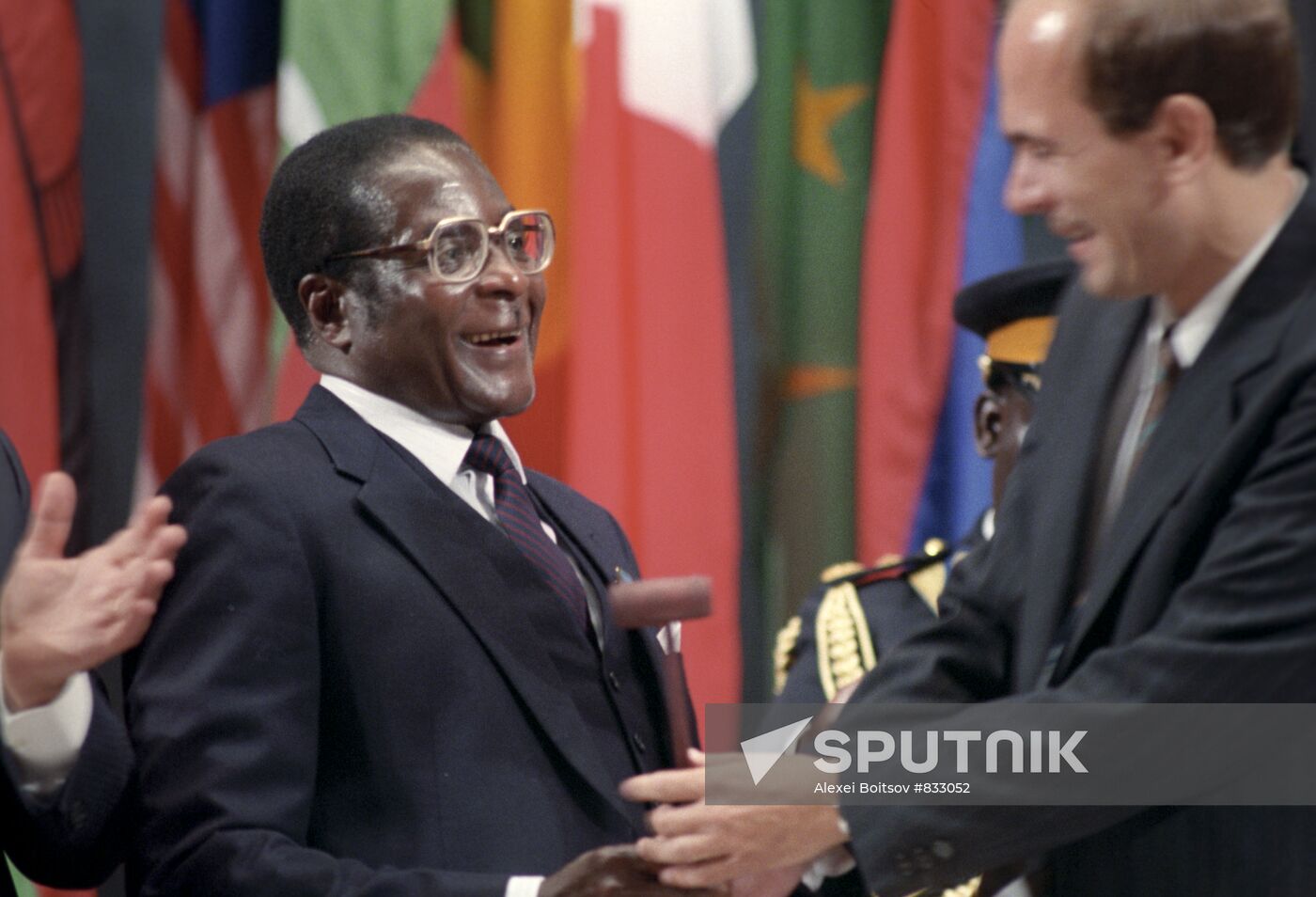 R.Mugabe handing over authorities to Janez Drnovsek