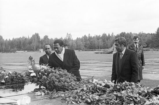 Didier Ratsiraka laying a wreath at the Salaspils monument