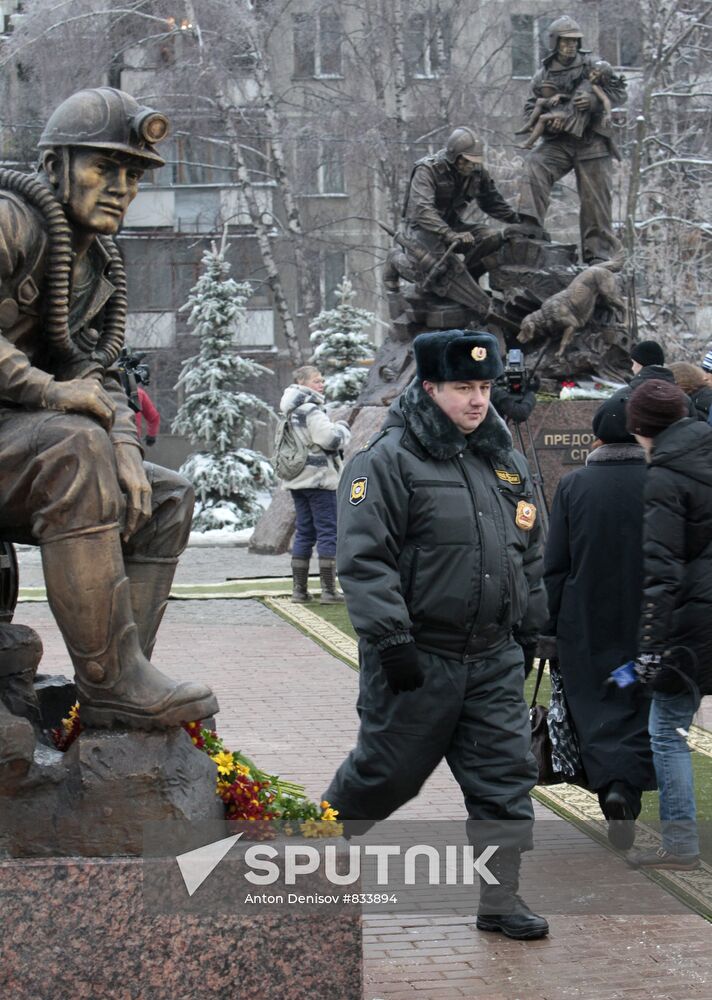 Monument to rescuers and firefighters unveiled in Moscow