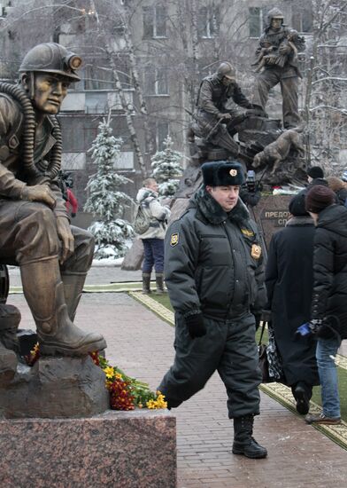 Monument to rescuers and firefighters unveiled in Moscow