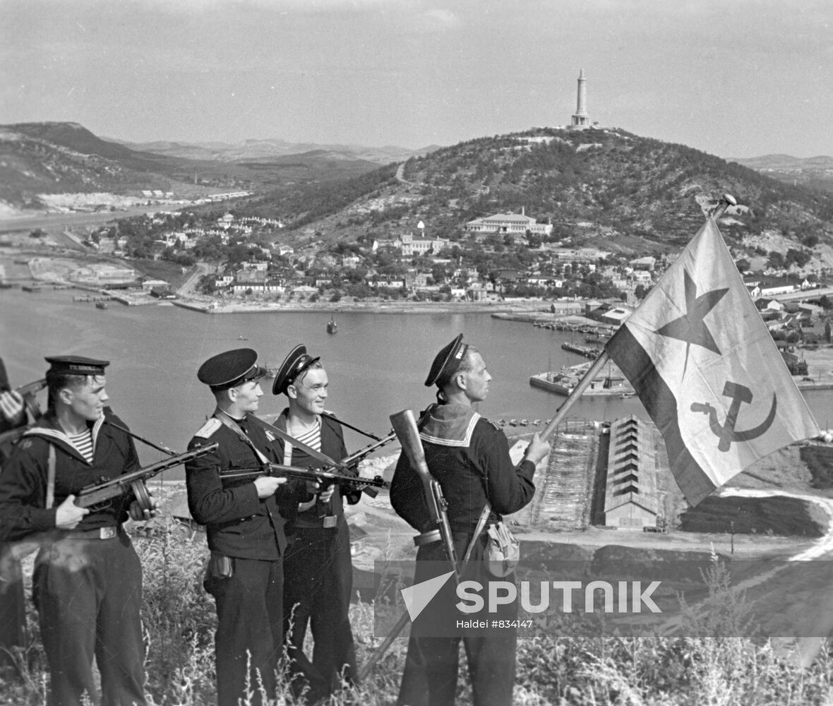 Hoisting the banner in Port-Artur